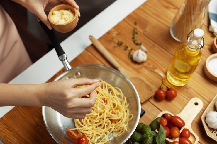 cara menghangatkan makanan sisa, tips panaskan nasi agar tidak keras, panaskan pizza agar renyah, cara memanaskan pasta, food waste solusi, trik dapur ibu muda, menghemat makanan di rumah
